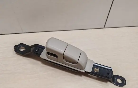 Nissan Note (E11) Seat belt height adjuster F4205 K6704