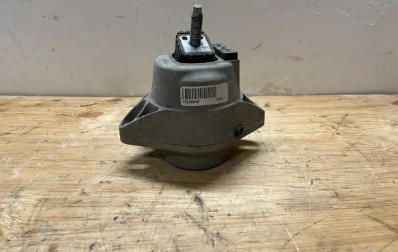 Chevrolet Camaro Engine mount bracket 23340400