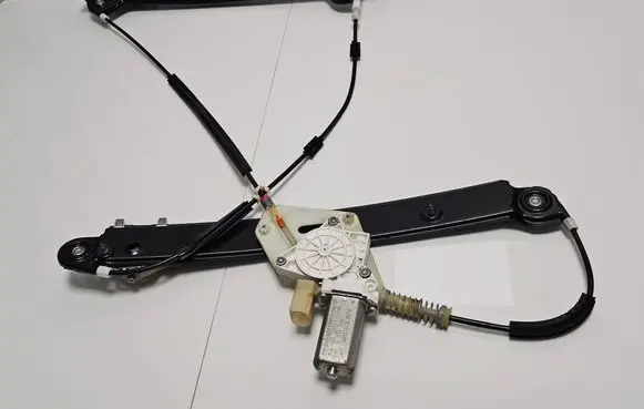BMW 1 E82 E88 Front door window regulator with motor 6978846 E840311607C 02525YY0039