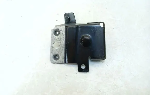 Audi TT TTS RS Mk3 8S Fender mounting bracket 8S0821431A