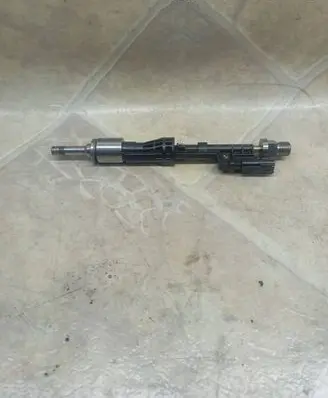 BMW X3 F25 Fuel injector 7597870 10213541
