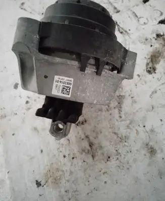 BMW 5 G30 G31 Engine mount bracket 6883514