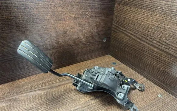 Accelerator throttle pedal