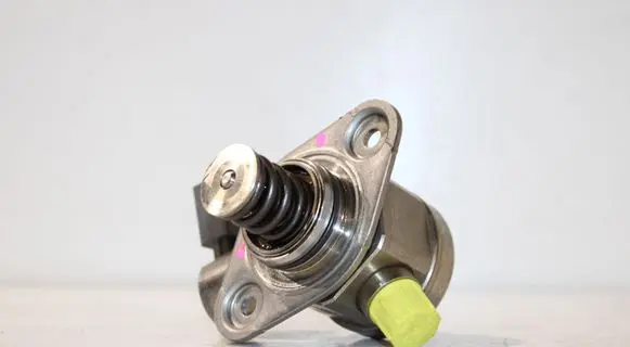 Volkswagen Golf VII Fuel injection high pressure pump 04E127025D