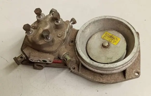 Audi 80 90 S2 B4 Fuel distributor 0438121087 0438101035 048133353