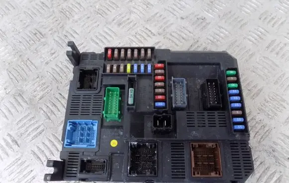 Citroen C4 Grand Picasso Fuse module 9804067480 E1095295 20131211