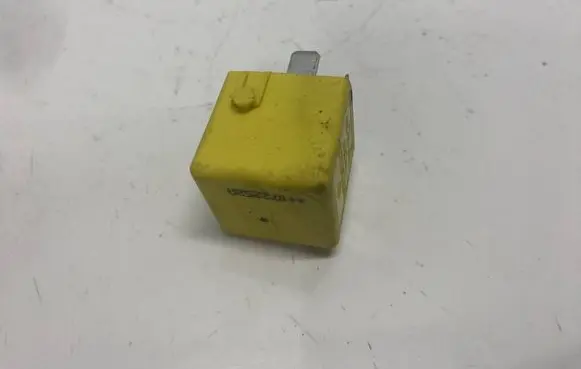 Mercedes-Benz A W169 Other relay a0025421419 v23134-a52-x335