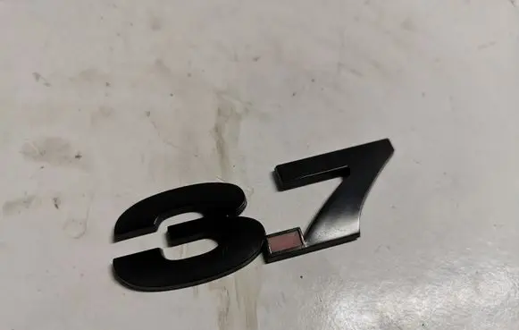 Manufacturer badge logo/emblem