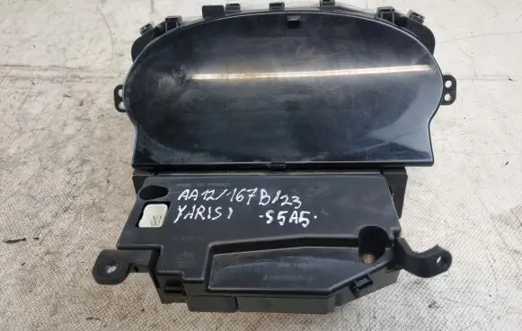 Toyota Yaris Speedometer (instrument cluster) 216558645
