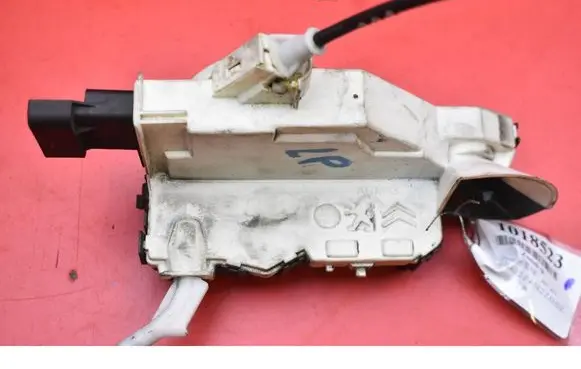 Peugeot 3008 I Front door lock PSA825158