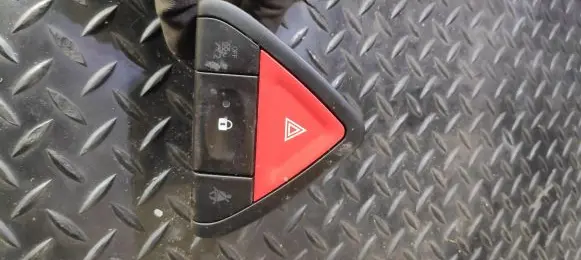 Renault Koleos I Hazard light switch 68485JY00A