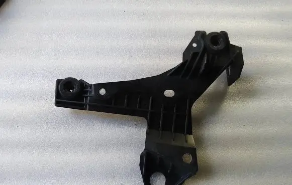 Volvo V70 Air filter cleaner box bracket assembly 30636575