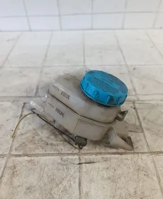 Nissan Almera Tino Brake fluid reservoir 