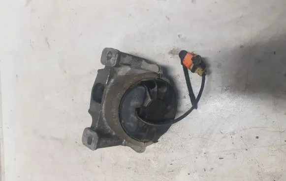 Audi A5 8T 8F Engine mount bracket 8K0199381