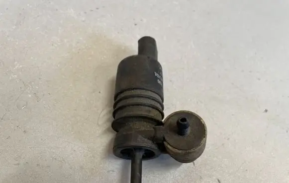 Volkswagen Golf VII Windscreen/windshield washer pump