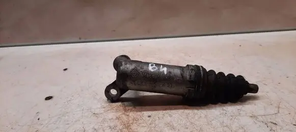 Audi 80 90 S2 B4 Clutch slave cylinder 4A0721261