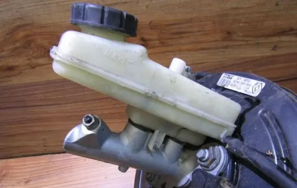 Renault Megane II Master brake cylinder 8200157453