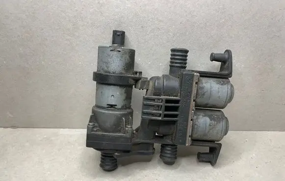BMW 5 E39 Coolant heater control valve 8574994 0392020041