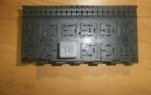 Volkswagen Golf III Fuse box set 357937039
