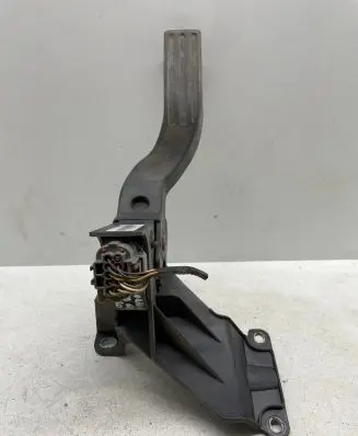 Accelerator throttle pedal