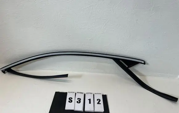 Volvo XC60 Front door glass trim molding 32237237