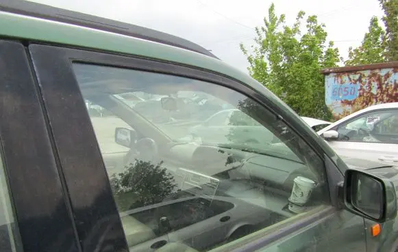 Nissan X-Trail T30 Front door window glass four-door 