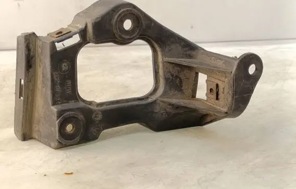 Audi A6 S6 C5 4B Front bumper mounting bracket 4B0853922B