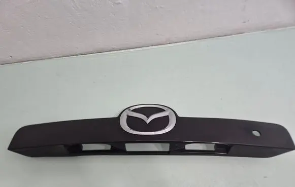 Trunk door license plate light bar