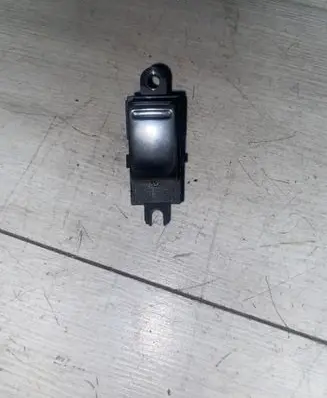 Nissan Primera Electric window control switch 25411AV600 0393N1 C8DD705N
