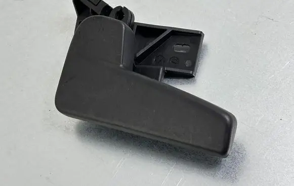Volkswagen PASSAT B8 Engine bonnet (hood) release handle 517823633F