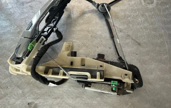 Ford Explorer Front door lock BB5A7821812AA