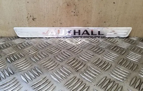 Opel Astra J Front sill trim cover 13267114