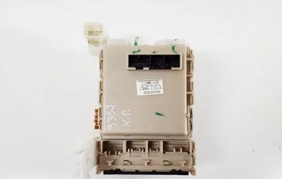 Toyota Avensis T270 Fuse module 82730-05150