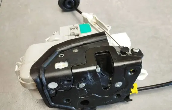 Audi A5 Sportback 8TA Front door lock 8J1837015F