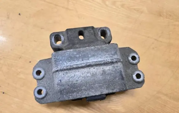 Volkswagen Caddy Engine mount bracket 1K0199555