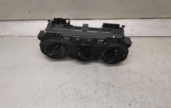 Volkswagen Touran I Climate control unit
