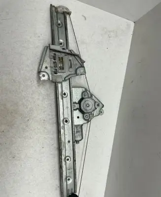 Suzuki Grand Vitara II Front door window regulator motor 8346065J00
