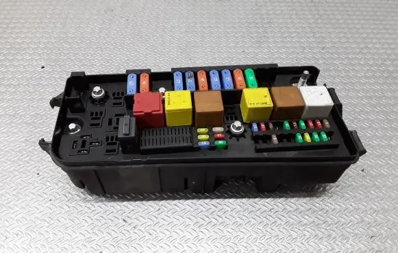 Opel Signum Fuse module 13240245