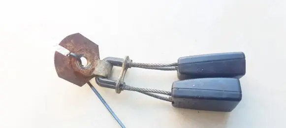 Middle seatbelt buckle (rear)