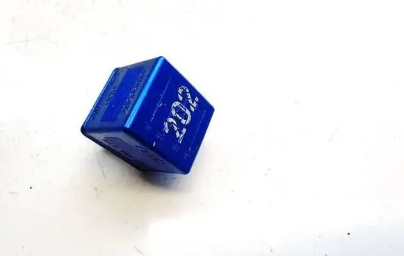 Volkswagen PASSAT B5.5 Other relay 8a0951253 899587