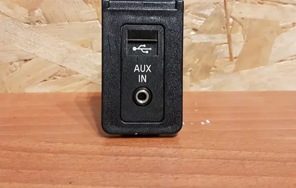 BMW 5 E60 E61 AUX in-socket connector 319138402 1105
