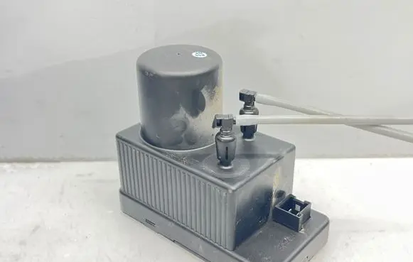 Mercedes-Benz C W203 Central locking vacuum pump 2038000048