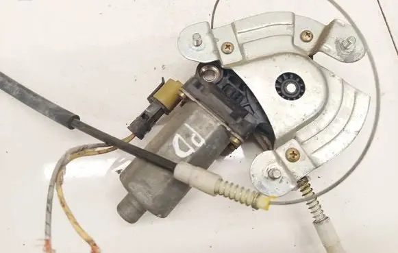Renault Megane I Front door window regulator motor 0130821721