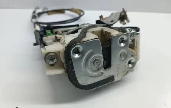 Mitsubishi Lancer VIII Front door lock