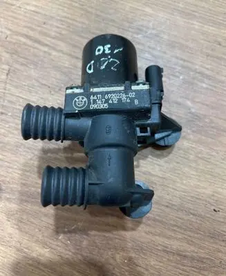 BMW 5 E60 E61 Coolant heater control valve 6920226 090305 1147412174