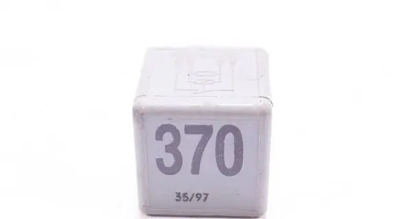Volkswagen PASSAT B5 Other relay 8D0951253