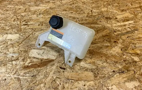 Nissan Leaf II (ZE1) Coolant expansion tank/reservoir