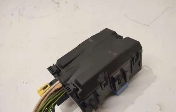 Peugeot 308 Fuse module 9806192580