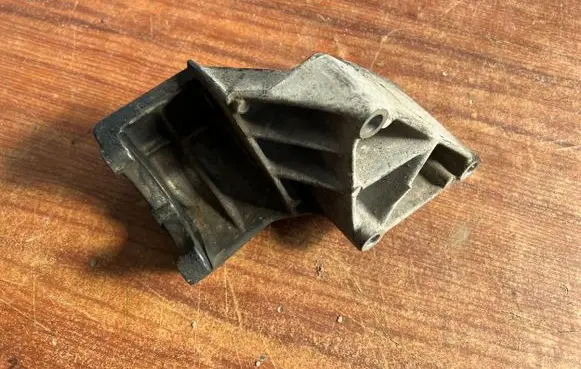 Volkswagen Transporter - Caravelle T4 Power steering pump mounting bracket 074145167