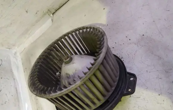 Mazda 323 Heater fan/blower 8940000